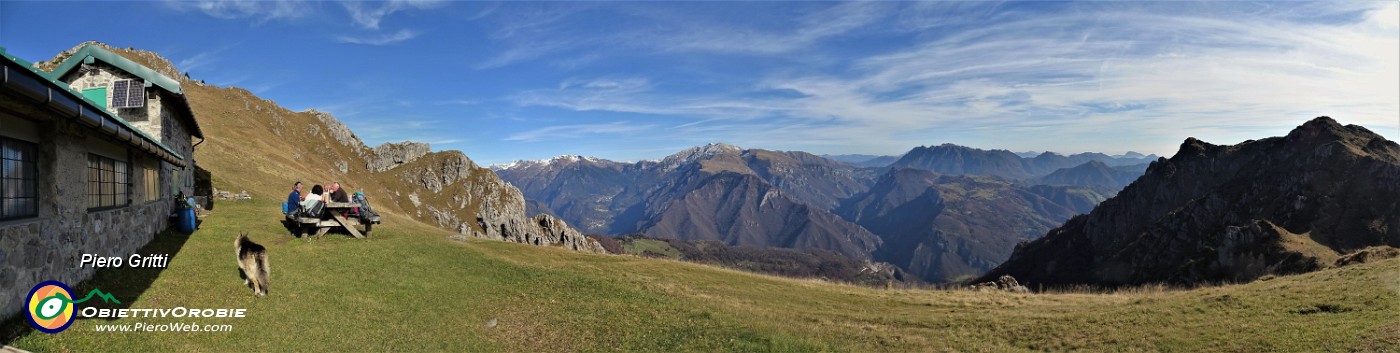 59 Al verde pianoro della Baita Venturosa del Giacom (1834 m).jpg